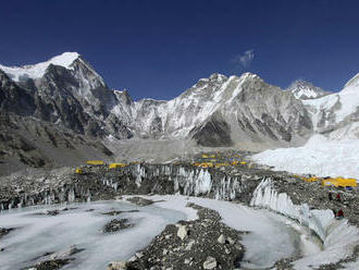 Nepál si koleduje o problémy. Vydal rekordný počet povolení na výstup na Everest