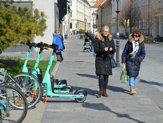 Začal sa koniec elektrických kolobežiek? Parížania ich zakázali, v Malom Ríme podľa domácich narážajú na ľudskú hlúposť