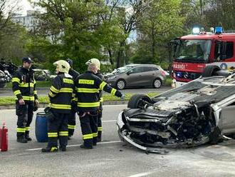 Chaotický utorok v bratislavskej doprave. Hromadná nehoda, auto na streche