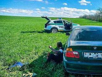 Unikajúce BMW zastavili až výstrely. Muž skončil postrelený, v aute sa našli drogy