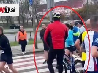 Drzosť a arogancia v priamom prenose: Cyklista bezstarostne ťahal svojho tátoša cez trasu bežcov na maratóne!