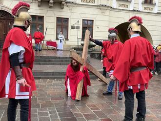 V uliciach Prešova sa na Veľký piatok konala tradičná živá krížová cesta