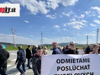 FOTO Dopravu pri Svidníku dnes zablokovali protestujúci: Upozornili na potrebu R4