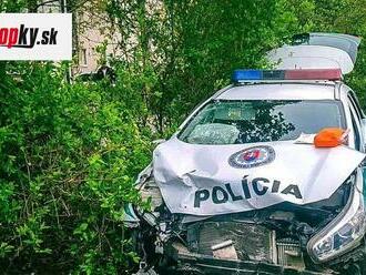 Dopravu ochromila vážna nehoda: V hlavnej úlohe policajné auto! Hlásia niekoľko zranených