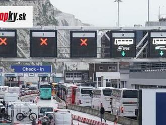 Autá aj autobusy v prístavnom meste Dover čakajú na trajekt už niekoľko hodín