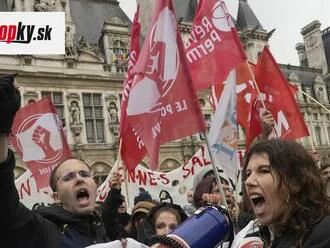 Odbory vyzývajú Macrona, aby dôchodkovú reformu nepodpisoval