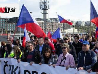 Desiatky demonštrantov nocovali pred Úradom vlády v Prahe: Avizujú viacdenný protest