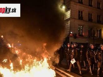 Macron chcel pred národom obhájiť nenávidenú dôchodkovú reformu: VIDEO Hnev ľudí rastie, Paríž je opäť v ohni