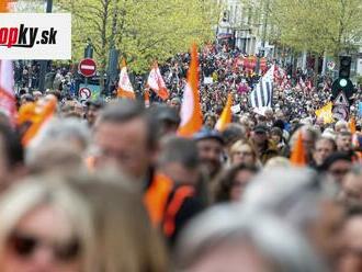 Tisíce ľudí vo Francúzsku protestovali proti zmenám v imigračnom zákone