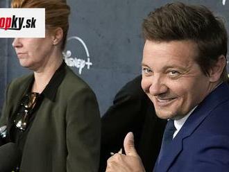 Jeremy Renner prvýkrát od nehody na červenom koberci: Rozdával úsmevy a vyzerá skvele!