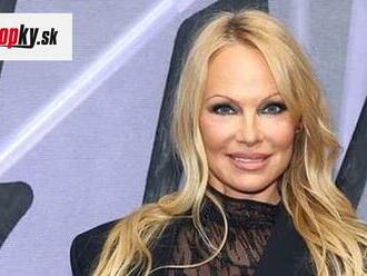 Aj po 55-ke chce byť za SEXBOMBU: Pamela Anderson v priesvitnom overale… Nebyť saka, ukáže VŠETKO!