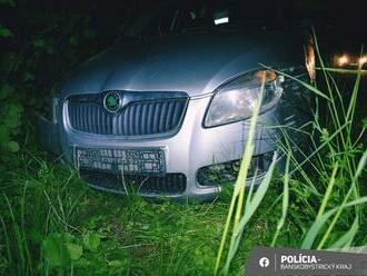 Policajti z Lučenca riešia kurióznu nehodu: Mladík havaroval s cudzím autom, bez vodičáku a nafúkal viac ako 2 promile