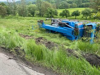 V Rimavskom Brezove sa prevrátil žeriav, vodič sa zranil