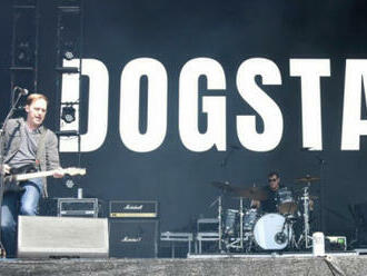 VIDEO: Dogstar s Keanu Reevesem se po 20 letech ukázali na pódiu. Na festivalu BottleRock představili nový materiál