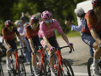 Cyklisty na Giru čeká první ze tří náročných etap v Dolomitech