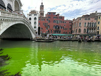 Canal Grande v Benátkách se zbarvil do fluoreskující zelené