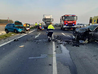 Čtyři lidé se zranili při dopravní nehodě dvou osobních vozidel Toužetína na Lounsku, zasahovaly dva vrtulníky