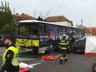 Řidič osobního vozidla zemřel po střetu s autobusem na silnici 50 z Bučovic na Vícemilice