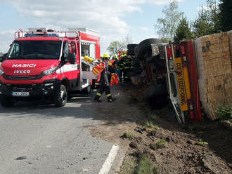 Kamion naložený dřevem havaroval na silnici 316 mezi Kostelcem nad Orlicí a Svídnicí. Vůz je…