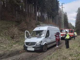 Zraněného muže zaklíněného pod zadní částí dodávky a tažným zařízením hasiči vyprostili na lesní…