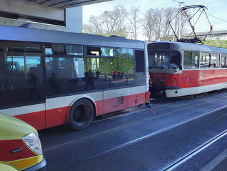 Hasiči zasahují v ulici Švehlova v Praze 10 u nehody autobusu a tramvaje. Není nutné vyproštění…