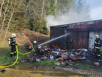 Dvanáct jednotek zasahovalo ve Vyšším Brodě, v části obce Studánky, u požáru materiálu v kontejnerech