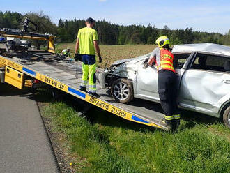 Dvě jednotky zasahovaly u havárie osobního vozidla u Loučky, dvě osoby odvezli zdravotníci do nemocnice