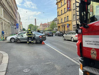 V ulici Rumunská v Praze zasahují hasiči u dopravní nehody dvou osobních vozidel.