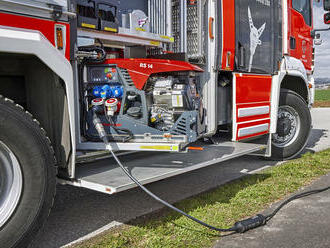 Elektrocentrály Rosenbauer RS 14 mohou pomoci s dobíjením elektromobilů v terénu