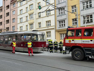 V ulici Minská v Praze hasiči rychle uhasili požár v podvozku tramvaje.