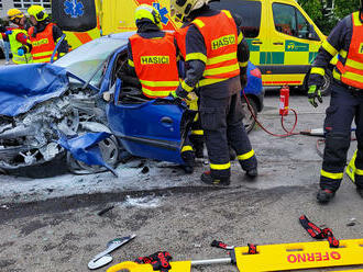 Pět osob bylo zraněno při dopravní nehodě v Karviné, jednu museli hasiči vyprostit