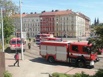 Na Smíchovském nádraží v Praze, na třetím nástupišti, zasahují hasiči u výskytu kouře z vagónu.…