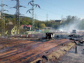 Tři jednotky hasičů zasahují v Trutnově v Elektrárenské ulici. Na jednom z objektů došlo k požáru…