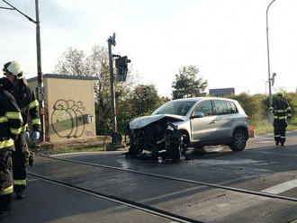 Při srážce vlaku s osobním autem na přejezdu v Kuklenské ulici v Hradci Králové nebyl nikdo zraněn.…