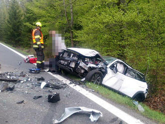 U dopravní nehody dvou osobních automobilů zasahují profesionální hasiči z Příbrami a dobrovolní z…