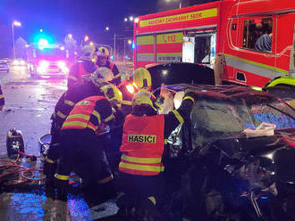 Hasiči v Ostravě vyprošťovali jednu osobu po nárazu osobního vozidla do sloupu veřejného osvětlení