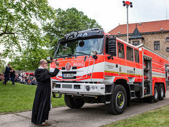 Zářivě červená šestikolová Tatra Terra přijela do Budyně nad Ohří z dílen firmy THT Polička