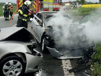 Na silnici 33 mezi Trotinou a Smiřicemi zasahovali hasiči u nehody dvou osobních aut, jeden vůz…