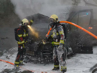 Hasiči vyjížděli k požáru automobilu v obci Maršovice. Po příjezdu na místo události nasadili na…