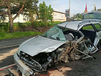 Střet nákladního vozidla s osobním uzavřel silnici 9 v České Lípě, řidič usnul