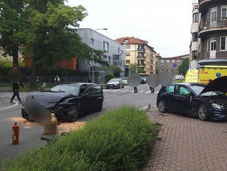 Do Nerudovy ulice v Pardubicích vyjížděli profesionální hasiči z centrální stanice. Došlo zde ke…