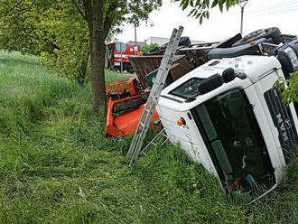 Hasiči ze stanic Otrokovice a Zlín zasahovali dnes dopoledne u havárie nákladního auta, které v…