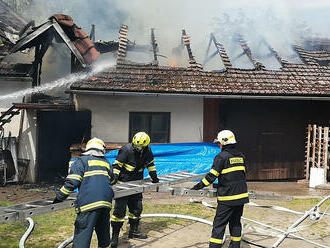 K požáru stodoly s truhlářskou dílnou v obci Chroustkov na Kutnohorsku vyjely čtyři jednotky, škoda je 900 tisíc korun