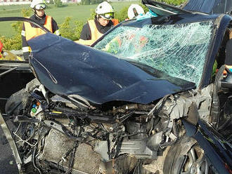 Na dálnici D8 zasahovali hasiči u nehody osobního a nákladního vozidla, jednoho člověka vyprošťovali