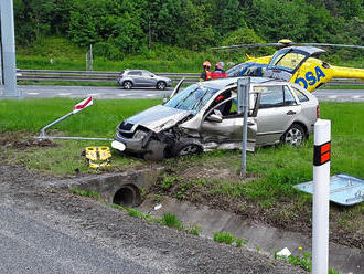 Na sjezdu z D46 ve Vyškově zasahují hasiči u nehody osobního vozidla, vyprošťují jednu osobu.