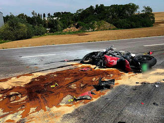 Po střetu osobního auta a motorky ve Vožické ulici v Táboře začalo hořet, hořící motorka byla…