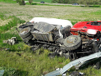 Hasiči zasahují u dopravní nehody nákladního automobilu vezoucí letecké palivo, který sjel do…