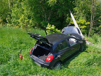 Nedaleko Chmelné na silnici 171 havarovalo osobní auto mimo vozovku a porazilo sloup elektrického…