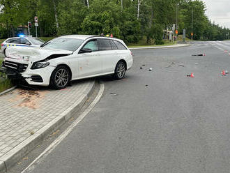 V Ašské ulici v Chebu zasahují složky IZS u střetu dvou osobních vozidel, jeden člověk na místě…