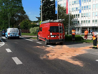 Otrokovičtí hasiči zasahovali v Napajedlích na třídě Tomáše Bati, kde se střetla tři osobní vozidla…